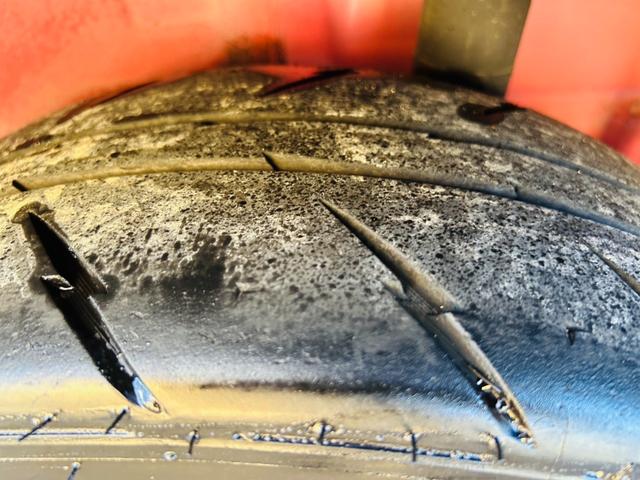 アルト Ｆ　５速ＭＴ・純正オーディオ・ＣＤ再生可・キーレス・ＥＴＣ・外品ＬＥＤライト・ＲＡＹＳ１５インチアルミ・Ｐｉｖｏｔタコメーター・メガネガーニッシュ・車検Ｒ９年９月・保証付（54枚目）