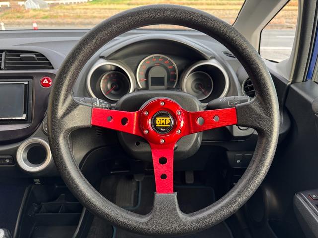 フィット RS 5速MT・CUSCO車高調・OMPステアリング・TRUSTマフラー・WORK15インチAW・外品ナビ・TV・オートライト・HID・キーレス・Fフォグ・電格ミラー(6枚目)