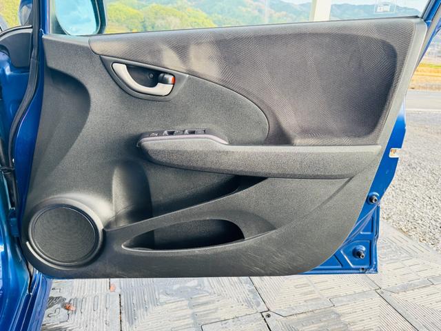 フィット RS 5速MT・CUSCO車高調・OMPステアリング・TRUSTマフラー・WORK15インチAW・外品ナビ・TV・オートライト・HID・キーレス・Fフォグ・電格ミラー(28枚目)