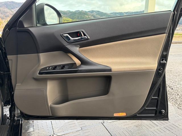 マークＸ ２５０Ｇ　リラックスセレクション　Ｇ‘ｓ仕様・社外１９インチアルミ・ＴＥＩＮ車高調・外品ナビ・フルセグ・ＣＤ／ＤＶＤ／ＢＴ／ＥＴＣ・ステリモ・バックカメラ・バイカラーフォグランプ・シートカバー・リアスモーク・前席パワーシート・保証付き（32枚目）