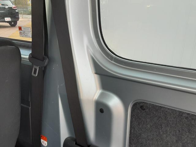 ハイゼットカーゴ クルーズターボ　キーフリー　パワーウィンドゥ　ワンオーナー　禁煙車　キーフリー　衝突回避支援システム　誤発信抑制制御機能　　マニュアルエアコン　パワーウインドウ　アイドリングストップ　リヤフルフラットシート　オーディオレス（9枚目）