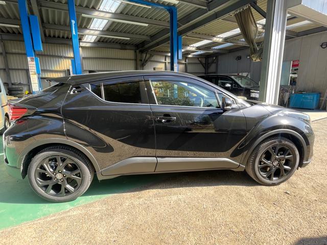 Ｃ－ＨＲ Ｇ　モード　ネロ　セーフティプラスＩＩＩ　ハイブリッド／特別仕様車／ディスプレイオーディオ／パノラミックビューモニター／エントリーナビキット／フロアマット／サイドバイザー／スペアタイヤ／プッシュスタート／シートヒーター／ＥＴＣ／ナノイー（4枚目）