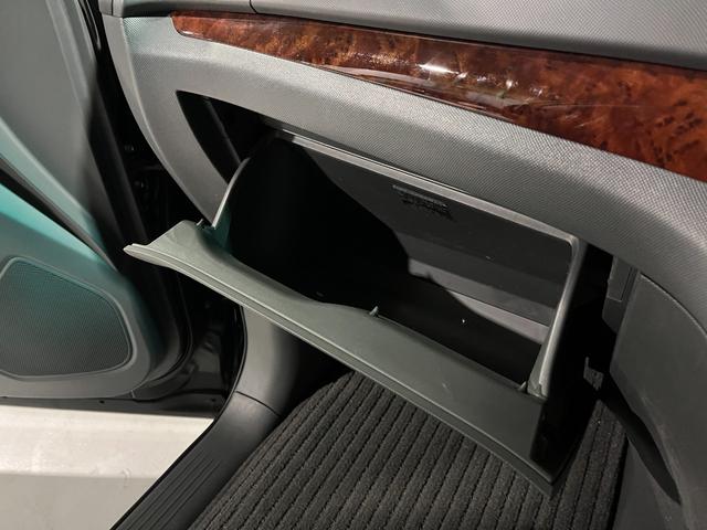 エスティマ ２．４アエラス　Ｇエディション　クルーズコントロール　両側パワースライドドア　後席シートオットマン　ナビゲーション　フルセグＴＶ　ブルートゥース　ＤＶＤ　バックカメラ　前後ドラレコ　ＥＴＣ　ＨＩＤ　プッシュスタート　スマートキー（61枚目）