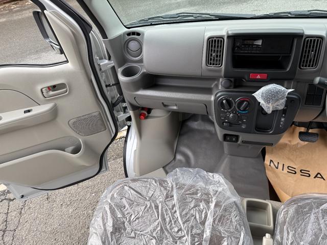 クリッパーバン 　ＣＶＴ　ハイルーフ　届出済未使用車　キーレスエントリー　パワーウィンドウ　ＵＳＢポート　衝突被害軽減装置　オーバーヘッドコンソール（24枚目）