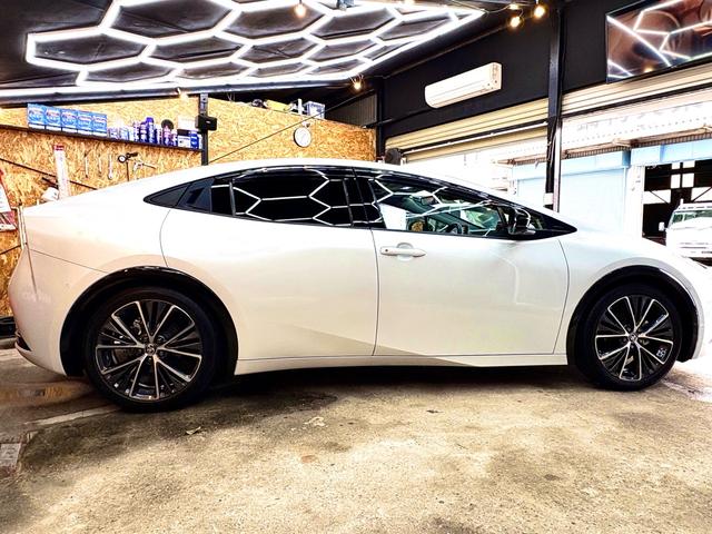 プリウス Ｚ　ガラスルーフ／レザーシート／ＣａｒＰｌａｙ／Ｂｌｕｅｔｏｏｔｈ／地デジ／シートヒーター＆ベンチレーション／ＥＴＣ２．０／ＴＳＳ／ＢＳＭ／パーキングアシスト／デジタルインナーミラー／パノラマミックビュー（5枚目）