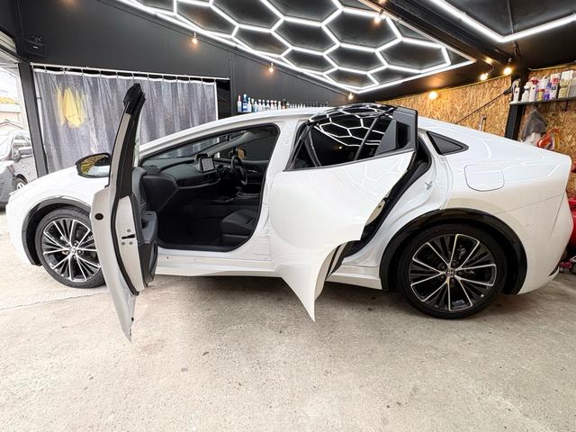 プリウス Ｚ　ガラスルーフ／レザーシート／ＣａｒＰｌａｙ／Ｂｌｕｅｔｏｏｔｈ／地デジ／シートヒーター＆ベンチレーション／ＥＴＣ２．０／ＴＳＳ／ＢＳＭ／パーキングアシスト／デジタルインナーミラー／パノラマミックビュー（12枚目）