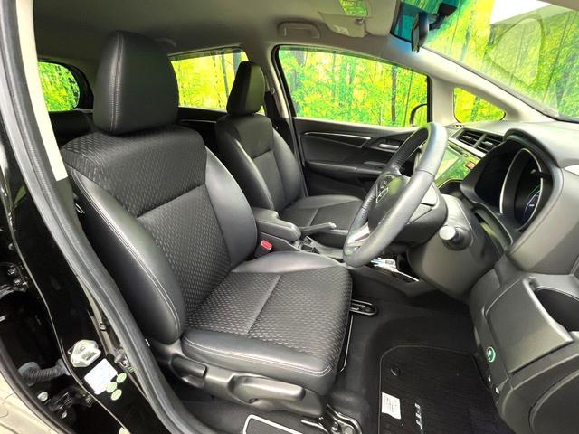 フィットハイブリッド Ｌパッケージ　純正ＳＤナビ　バックカメラ　禁煙車　ハーフレザーシート　スマートキー　ＬＥＤヘッドライト　ＥＴＣ　オートライト　オートエアコン　Ｂｌｕｅｔｏｏｔｈ　ＣＤ　クルーズコントロール　フルセグＴＶ（8枚目）