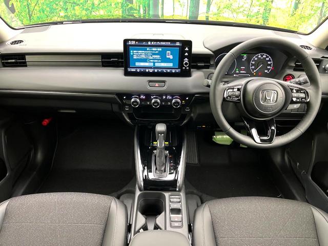 ヴェゼル ｅ：ＨＥＶ　Ｚ　登録済未使用車　ホンダコネクトディスプレイ　バックカメラ　ＥＴＣ２．０　ホンダセンシング　レーダークルーズ　電動リアゲート　置くだけ充電　ＬＥＤヘッドライト　純正１８インチアルミホイール　禁煙車（2枚目）