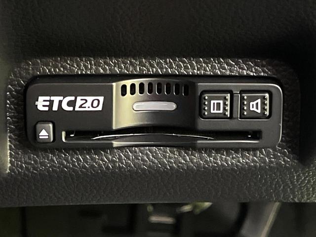 ヴェゼル ｅ：ＨＥＶ　Ｚ　登録済未使用車　ホンダコネクトディスプレイ　バックカメラ　ＥＴＣ２．０　ホンダセンシング　レーダークルーズ　電動リアゲート　置くだけ充電　ＬＥＤヘッドライト　純正１８インチアルミホイール　禁煙車（5枚目）