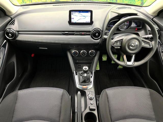 デミオ １３Ｓツーリング　５速ＭＴ　８型マツダコネクトナビ　バックカメラ　衝突軽減ブレーキシステム　スマートキー　ＬＥＤヘッド　純正１５インチアルミ　シートヒーター　オートエアコン　ＥＴＣ　オートライト　電動格納ミラー（2枚目）