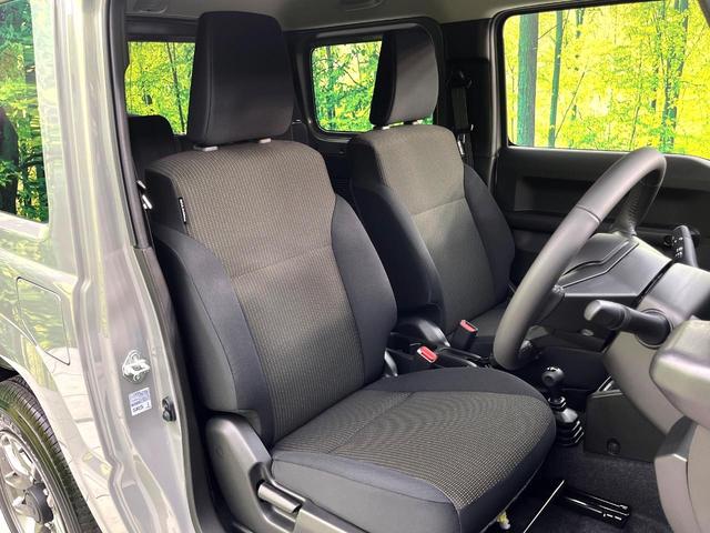 ジムニー ＸＣ　届出済未使用車　ターボ　４ＷＤ　スズキセーフティーサポート　スマートキー　シートヒーター　車線逸脱警報　ダウンヒルアシスト　純正１６インチアルミホイール　ＬＥＤヘッドライト　純正革巻きステアリング（8枚目）