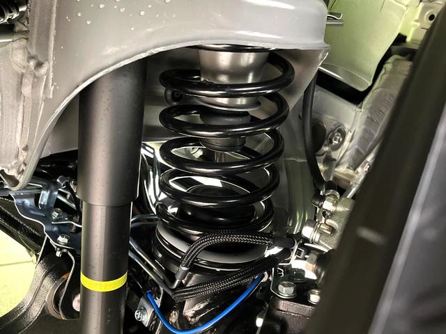 ジムニー ＸＣ　届出済未使用車　ターボ　４ＷＤ　スズキセーフティーサポート　スマートキー　シートヒーター　車線逸脱警報　ダウンヒルアシスト　純正１６インチアルミホイール　ＬＥＤヘッドライト　純正革巻きステアリング（49枚目）