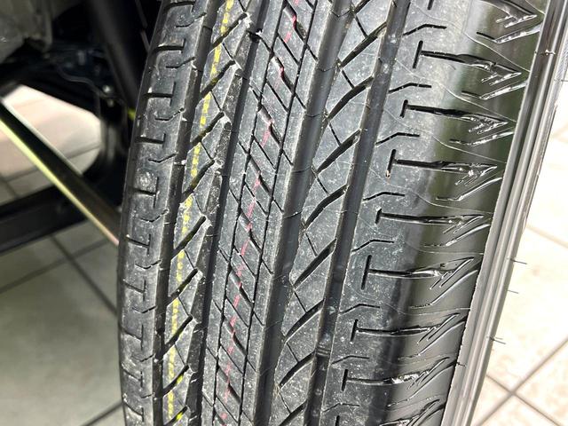 ジムニー ＸＣ　届出済未使用車　ターボ　４ＷＤ　スズキセーフティーサポート　スマートキー　シートヒーター　車線逸脱警報　ダウンヒルアシスト　純正１６インチアルミホイール　ＬＥＤヘッドライト　純正革巻きステアリング（50枚目）