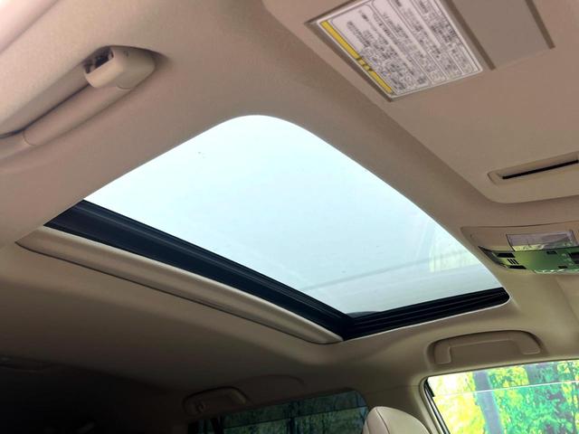 【サンルーフ】開放感たっぷりの希少装備、サンルーフが装着されています！車内に明かりを取り入れたり景色を楽しむ以外にも、車内の空気も簡単に換気できて快適です！