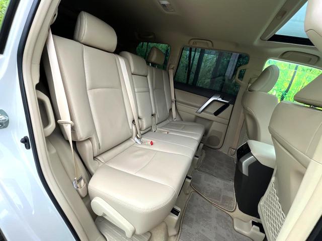 後部座席も気になるようなキズ・汚れやへたり等、大きなダメージはなく、良好な状態です。