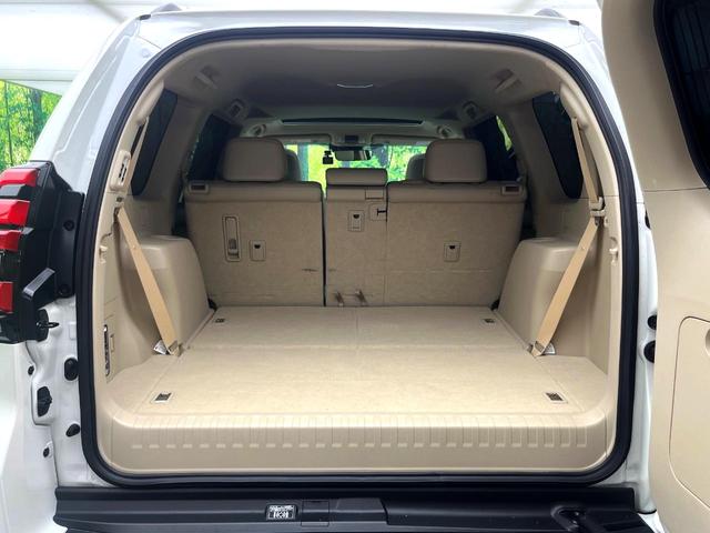 後席を格納すると、これだけの広さが！シーンに合わせたシートアレンジで、大きな荷物も積むことが出来ます♪