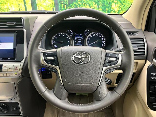 インテリアに合わせたデザインのステアリングは、運転される方のことも考え、運転しやすい形状、大きさです。是非一度、実際に触ってお確かめください。