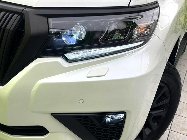 【ＬＥＤヘッドライト】悪天候や夜間走行時も良好な視界を確保し安心して運転できる高輝度ＬＥＤヘッドライトを装備！点灯速度が早く、消費電力も抑えられています。