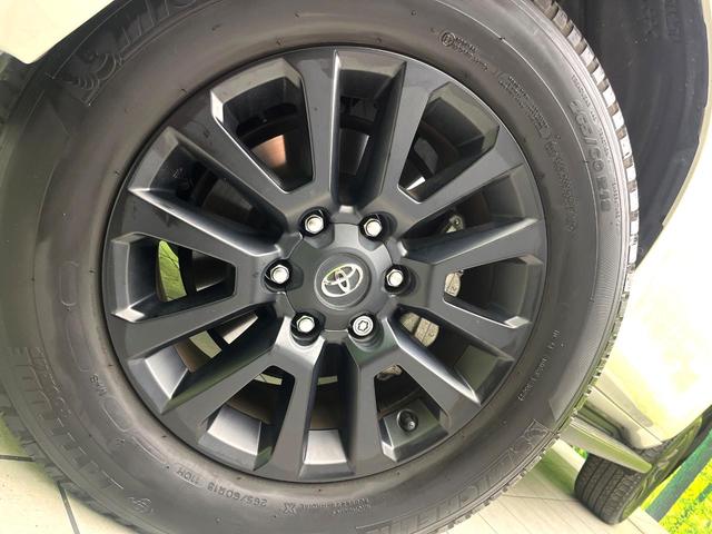 【純正１８インチアルミホイール】外観にマッチした純正アルミホイールを装着しております。各種社外アルミホイールや、スタッドレスタイヤも取扱いしております。是非ご相談ください♪