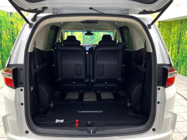 後席を格納すると、これだけの広さが！シーンに合わせたシートアレンジで、大きな荷物も積むことが出来ます♪