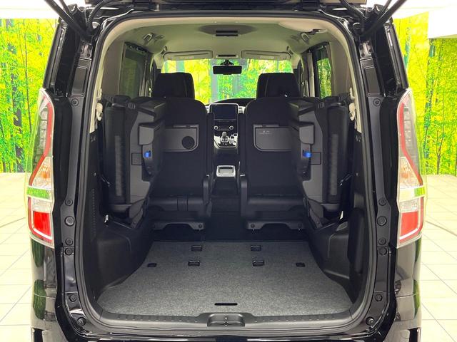 後席を格納すると、これだけの広さが！シーンに合わせたシートアレンジで、大きな荷物も積むことが出来ます♪