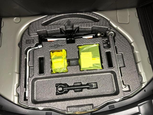 カローラツーリング ハイブリッド ダブルバイビー 禁煙車 メーカー純正ディスプレイ バックカメラ レーダークルーズコントロール セーフティセンス スマートキー 電子パーキング オートブレーキホールド ETC ハーフレザーシート オートライト(40枚目)