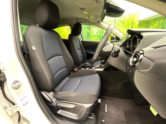 デミオ １３Ｓ　禁煙車　純正ナビ　バックカメラ　衝突軽減ブレーキ　スマートキー　ＬＥＤヘッドライト　純正１５インチアルミ　オートエアコン　電動格納ミラー　パワーウィンドウ　オートライト　ＥＴＣ（8枚目）