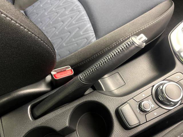 デミオ １３Ｓ　禁煙車　純正ナビ　バックカメラ　衝突軽減ブレーキ　スマートキー　ＬＥＤヘッドライト　純正１５インチアルミ　オートエアコン　電動格納ミラー　パワーウィンドウ　オートライト　ＥＴＣ（25枚目）