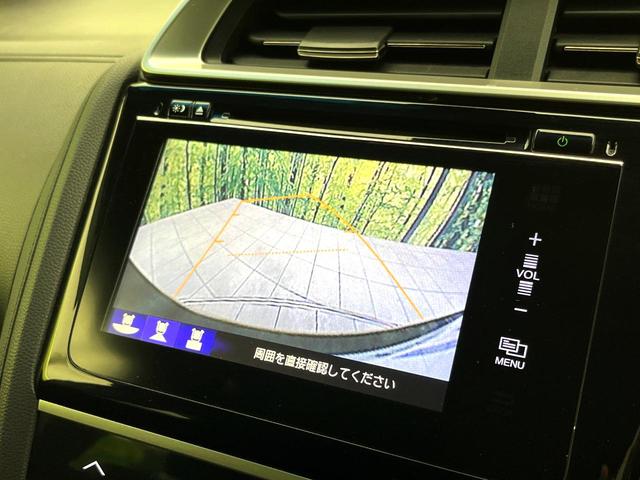フィットハイブリッド Ｓパッケージ　禁煙車　純正ナビ　バックカメラ　衝突軽減ブレーキ　クルコン　スマートキー　ＨＩＤヘッド　純正１６インチアルミ　オートライト　オートエアコン　パドルシフト　ＥＴＣ　ＢＬＵＥＴＯＯＴＨ（4枚目）