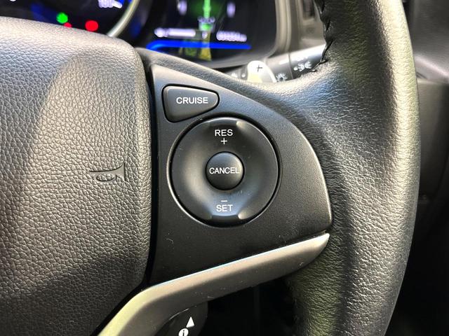 フィットハイブリッド Ｓパッケージ　禁煙車　純正ナビ　バックカメラ　衝突軽減ブレーキ　クルコン　スマートキー　ＨＩＤヘッド　純正１６インチアルミ　オートライト　オートエアコン　パドルシフト　ＥＴＣ　ＢＬＵＥＴＯＯＴＨ（6枚目）