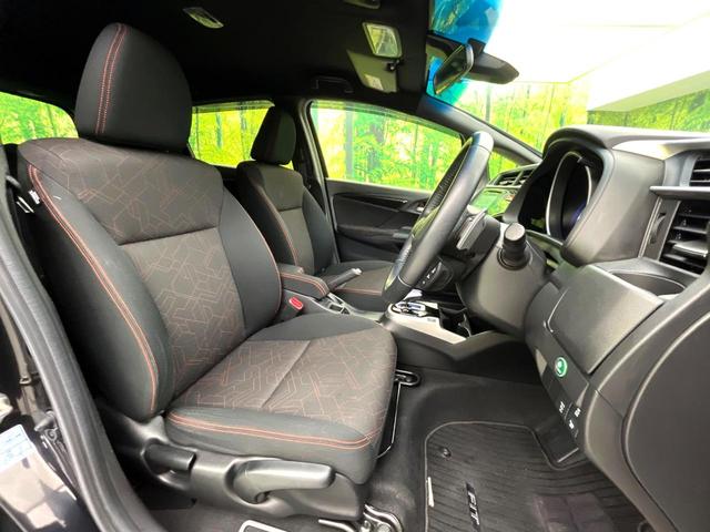 フィットハイブリッド Ｓパッケージ　禁煙車　純正ナビ　バックカメラ　衝突軽減ブレーキ　クルコン　スマートキー　ＨＩＤヘッド　純正１６インチアルミ　オートライト　オートエアコン　パドルシフト　ＥＴＣ　ＢＬＵＥＴＯＯＴＨ（8枚目）