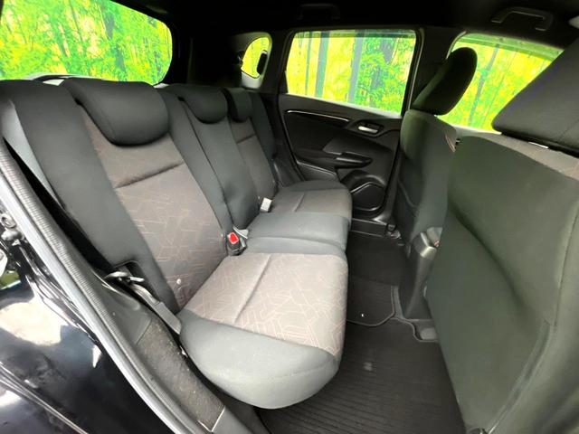 フィットハイブリッド Ｓパッケージ　禁煙車　純正ナビ　バックカメラ　衝突軽減ブレーキ　クルコン　スマートキー　ＨＩＤヘッド　純正１６インチアルミ　オートライト　オートエアコン　パドルシフト　ＥＴＣ　ＢＬＵＥＴＯＯＴＨ（9枚目）