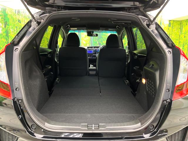 フィットハイブリッド Ｓパッケージ　禁煙車　純正ナビ　バックカメラ　衝突軽減ブレーキ　クルコン　スマートキー　ＨＩＤヘッド　純正１６インチアルミ　オートライト　オートエアコン　パドルシフト　ＥＴＣ　ＢＬＵＥＴＯＯＴＨ（10枚目）