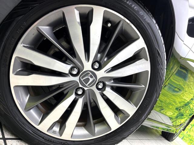 フィットハイブリッド Ｓパッケージ　禁煙車　純正ナビ　バックカメラ　衝突軽減ブレーキ　クルコン　スマートキー　ＨＩＤヘッド　純正１６インチアルミ　オートライト　オートエアコン　パドルシフト　ＥＴＣ　ＢＬＵＥＴＯＯＴＨ（13枚目）