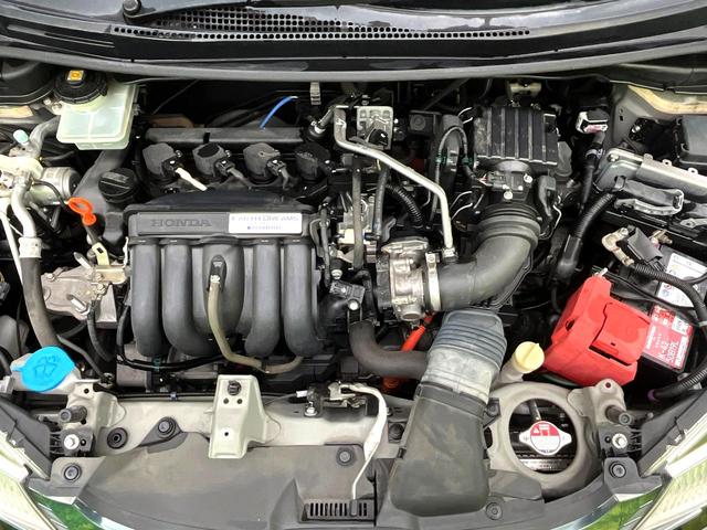 フィットハイブリッド Ｓパッケージ　禁煙車　純正ナビ　バックカメラ　衝突軽減ブレーキ　クルコン　スマートキー　ＨＩＤヘッド　純正１６インチアルミ　オートライト　オートエアコン　パドルシフト　ＥＴＣ　ＢＬＵＥＴＯＯＴＨ（18枚目）