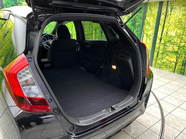 フィットハイブリッド Ｓパッケージ　禁煙車　純正ナビ　バックカメラ　衝突軽減ブレーキ　クルコン　スマートキー　ＨＩＤヘッド　純正１６インチアルミ　オートライト　オートエアコン　パドルシフト　ＥＴＣ　ＢＬＵＥＴＯＯＴＨ（40枚目）