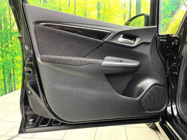 フィットハイブリッド Ｓパッケージ　禁煙車　純正ナビ　バックカメラ　衝突軽減ブレーキ　クルコン　スマートキー　ＨＩＤヘッド　純正１６インチアルミ　オートライト　オートエアコン　パドルシフト　ＥＴＣ　ＢＬＵＥＴＯＯＴＨ（45枚目）