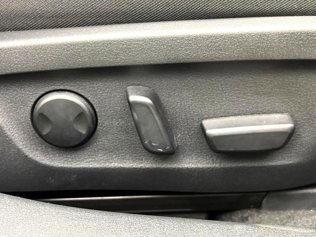 MAZDA3ファストバック 20S ブラックトーンエディション 8.8型ナビ 全周囲カメラ 衝突被害軽減システム 禁煙車 パワーシート シートヒーター シートメモリー ドラレコ コーナーセンサー LEDヘッド ETC 純正18インチアルミ オートハイビーム(5枚目)