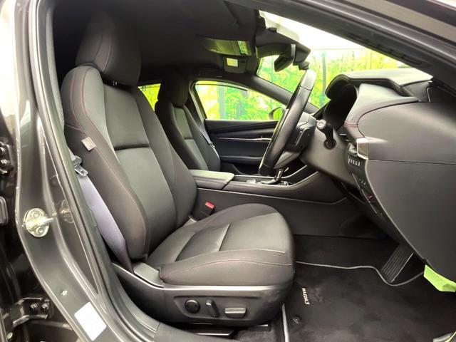 MAZDA3ファストバック 20S ブラックトーンエディション 8.8型ナビ 全周囲カメラ 衝突被害軽減システム 禁煙車 パワーシート シートヒーター シートメモリー ドラレコ コーナーセンサー LEDヘッド ETC 純正18インチアルミ オートハイビーム(8枚目)