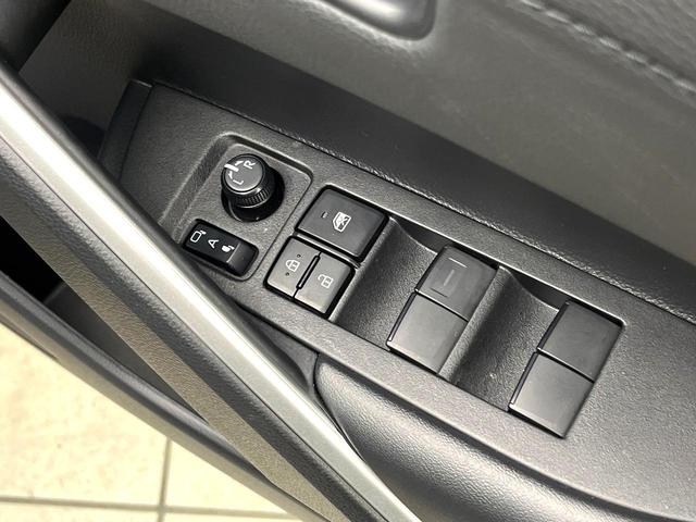 カローラクロス ハイブリッド　Ｚ　パノラマルーフ　純正１０．５型ディスプレイオーディオ　全周囲カメラ　トヨタセーフティー　アダプディブクルーズコントロール　禁煙車　パワーバックドア　ハーフレザー　パワーシート　シートヒーター（48枚目）