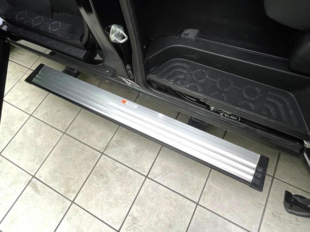 デリカＤ：５ Ｐ　禁煙車　４ＷＤ　純正１０．１インチナビ　両側パワースライドドア　シートヒーター　パワーシート　電動サイドステップ　ステアリングヒーター　ＬＥＤヘッドライト　純正１８インチアルミ　ＥＴＣ（6枚目）