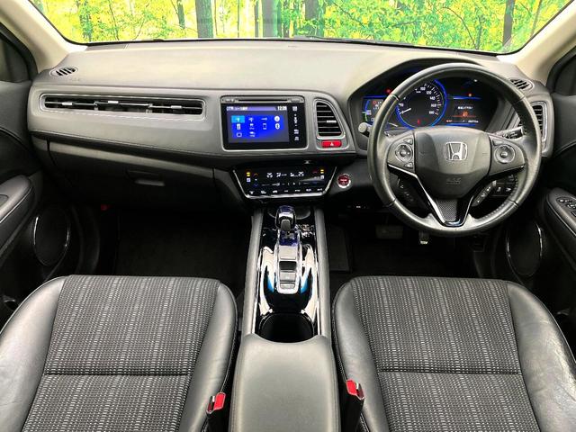 ヴェゼル ハイブリッドＺ　禁煙車　純正ディズプレイオーディオ　バックカメラ　クルーズコントロール　オートエアコン　ＬＥＤヘッドライト　純正１７インチアルミ　シートヒーター　電動格納ミラー　パワーウィンドウ　ＥＴＣ（2枚目）