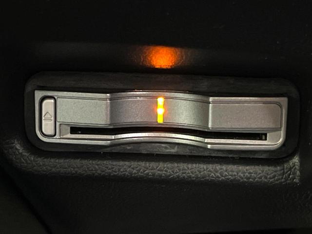 フィットハイブリッド Ｌパッケージ　禁煙車　純正８型ナビ　バックカメラ　ドライブレコーダー　ＥＴＣ　ハーフレザーシート　スマートキー　ＬＥＤヘッドライト　純正１５インチアルミホイール　ステアリングスイッチ　オートエアコン（6枚目）