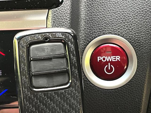 フィットハイブリッド Ｌパッケージ　禁煙車　純正８型ナビ　バックカメラ　ドライブレコーダー　ＥＴＣ　ハーフレザーシート　スマートキー　ＬＥＤヘッドライト　純正１５インチアルミホイール　ステアリングスイッチ　オートエアコン（7枚目）
