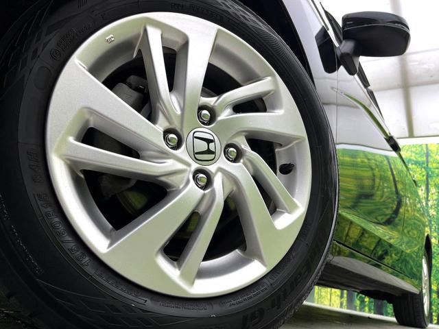 フィットハイブリッド Ｌパッケージ　禁煙車　純正８型ナビ　バックカメラ　ドライブレコーダー　ＥＴＣ　ハーフレザーシート　スマートキー　ＬＥＤヘッドライト　純正１５インチアルミホイール　ステアリングスイッチ　オートエアコン（12枚目）