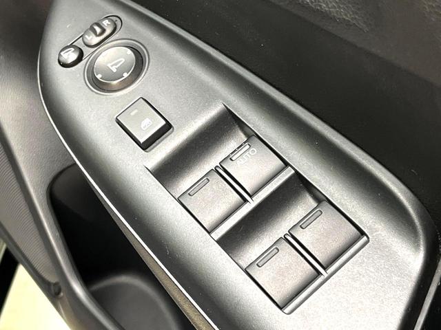 フィットハイブリッド Ｌパッケージ　禁煙車　純正８型ナビ　バックカメラ　ドライブレコーダー　ＥＴＣ　ハーフレザーシート　スマートキー　ＬＥＤヘッドライト　純正１５インチアルミホイール　ステアリングスイッチ　オートエアコン（32枚目）