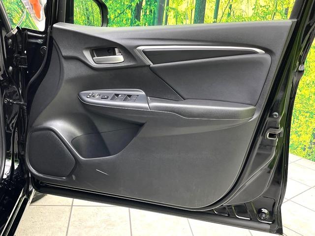 フィットハイブリッド Ｌパッケージ　禁煙車　純正８型ナビ　バックカメラ　ドライブレコーダー　ＥＴＣ　ハーフレザーシート　スマートキー　ＬＥＤヘッドライト　純正１５インチアルミホイール　ステアリングスイッチ　オートエアコン（33枚目）
