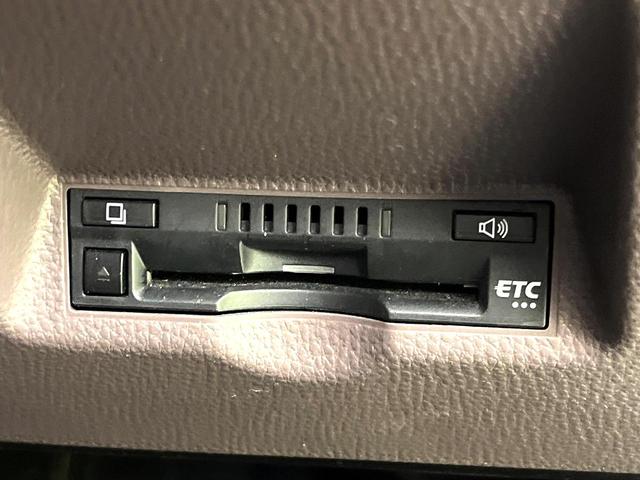 ヤリス Ｇ　禁煙車　純正８型ディスプレイオーディオ　バックカメラ　セーフティセンス　シートヒーター　ＥＴＣ　スマートキー　オートエアコン　オートライト　ＢＬＵＥＴＯＯＴＨ　電動格納ミラー　純正１４インチホイール（7枚目）