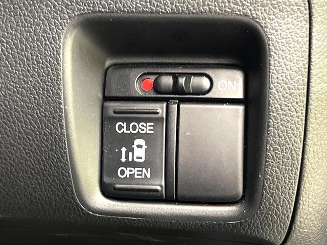 Ｎ－ＢＯＸ ２トーンカラースタイル　Ｇ・ターボＬパッケージ　純正ナビ　バックカメラ　パワースライドドア　ＥＴＣ　スマートキー　Ｂｌｕｅｔｏｏｔｈ再生　ＣＤ　ＤＶＤ再生　クルーズコントロール　シートバックテーブル　純正革巻きステアリング（5枚目）