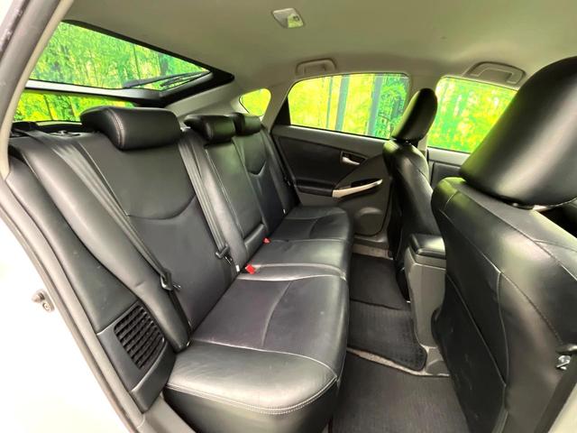プリウス Ｇ　ＬＥＤエディション　ＢＩＧＸ８型ナビ　クルーズコントロール　禁煙車　シートヒーター　レザーシート　スマートキー　ＬＥＤヘッド　ビルトインＥＴＣ　オートライト　オートエアコン　電動格納ミラー　フルセグ（9枚目）